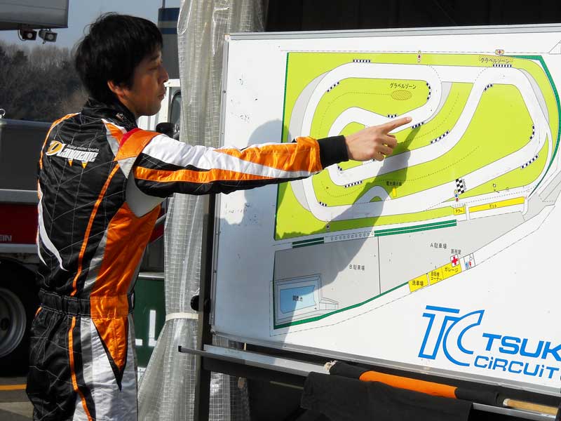 プロのレーシングドライバーのレクチャーは、なぜ人気なのか?